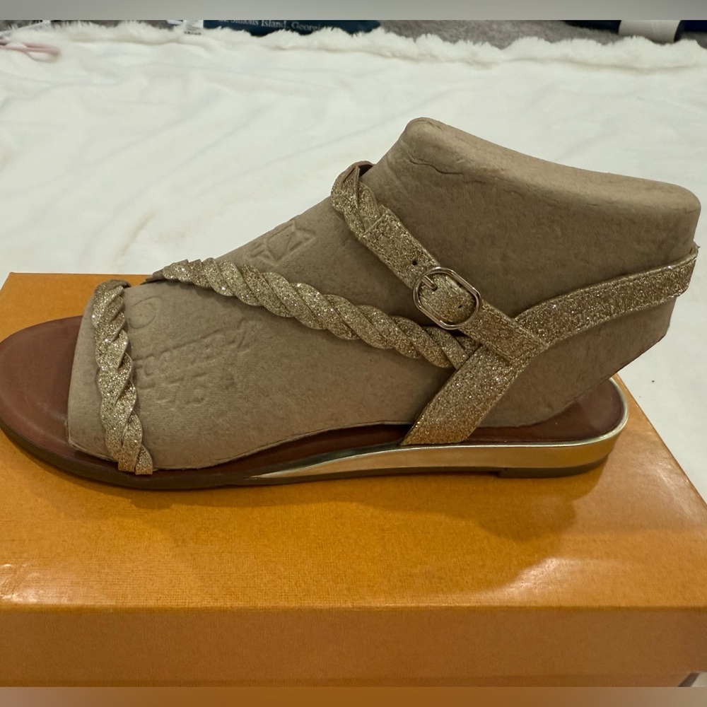 NWT Unisa gold flat gladiator sandals 7